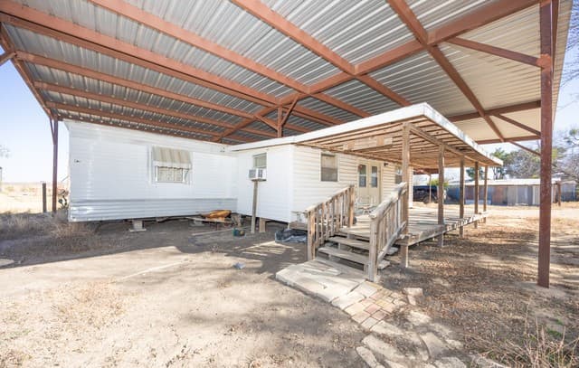 3-bedroom rental at 4919 County Road 545 in Devine, TX — photo 3