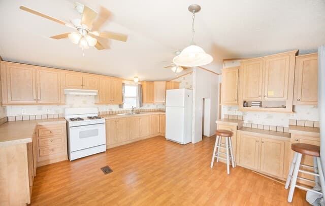 3-bedroom rental at 4919 County Road 545 in Devine, TX — photo 4