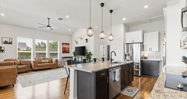 4-bedroom rental at 3225 Hawthorne in Spring Branch, TX — photo 5
