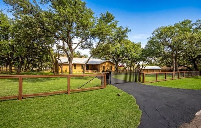 5-bedroom rental at 29274 Seabiscuit Dr in Fair Oaks Ranch, TX — photo 3