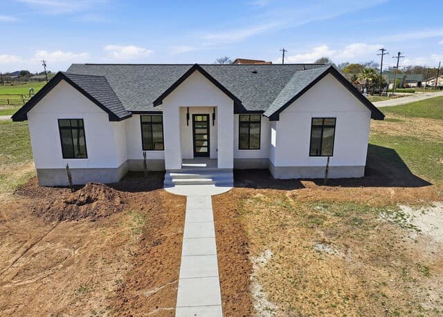 4-bedroom rental at 340 Spring Creek in Bandera, TX — photo 2