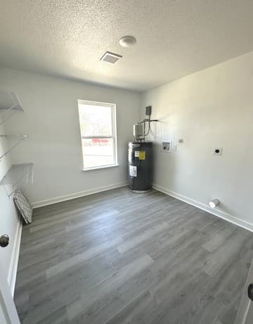 4-bedroom rental at 514 Davis in Devine, TX — photo 5