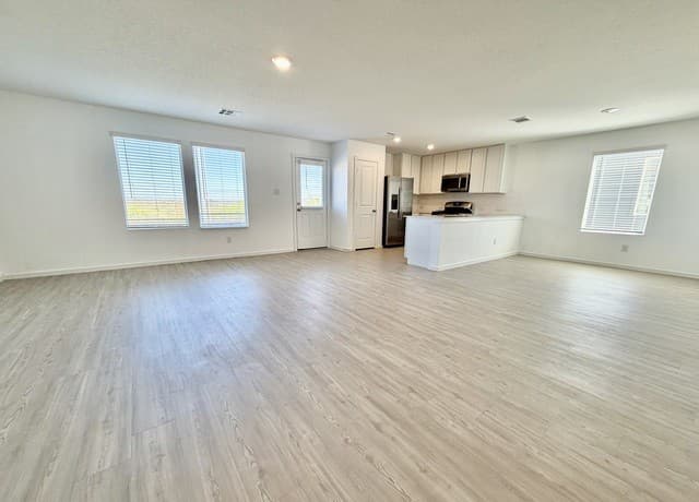 4-bedroom rental at 9203 Kinsel Pk in Converse, TX — photo 5