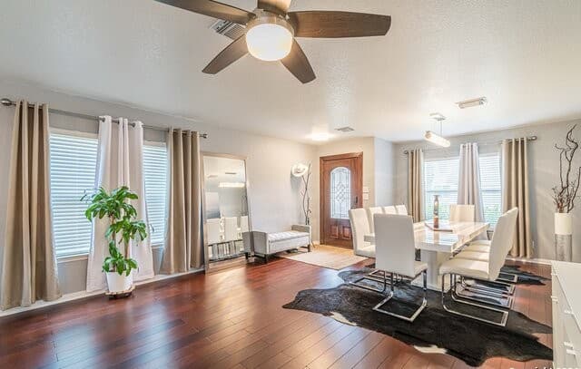 4-bedroom rental at 18 Sulfur Cyn in San Antonio, TX — photo 5