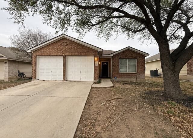 3-bedroom rental at 5715 Grandwood in San Antonio, TX — photo 2