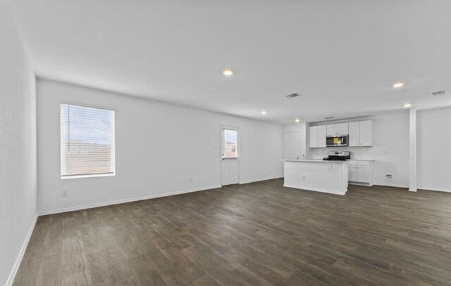 5-bedroom rental at 15515 Mint Patch Meadow in Von Ormy, TX — photo 4