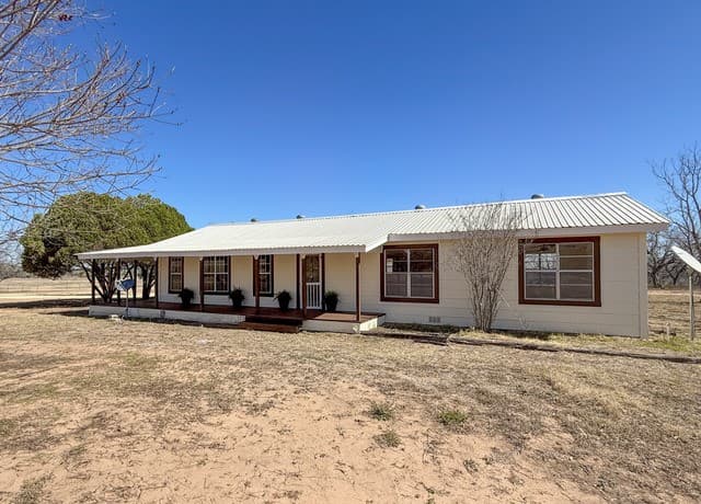2-bedroom rental at 3962 State Hwy 173 S in Devine, TX — photo 2