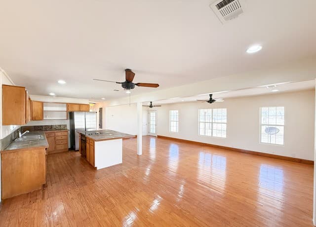 2-bedroom rental at 3962 State Hwy 173 S in Devine, TX — photo 5