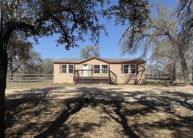 3-bedroom rental at 195 Ashford in Poteet, TX — photo 3