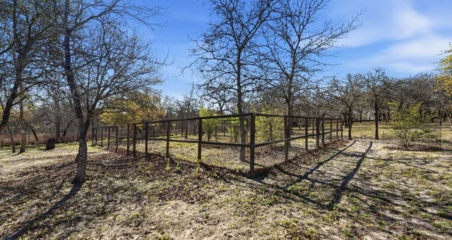 3-bedroom rental at 828 Shady Grove in Adkins, TX — photo 4