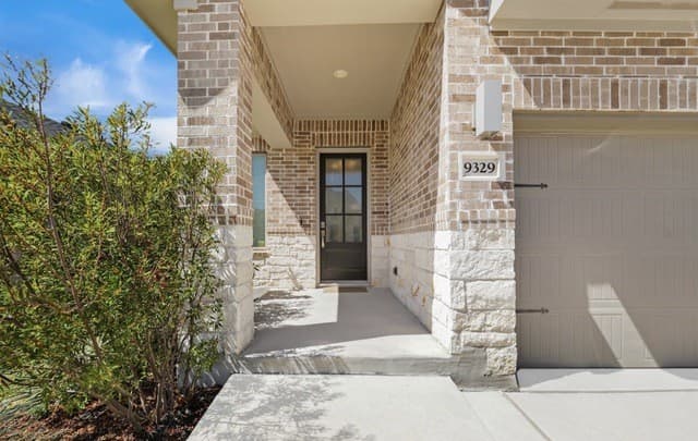 3-bedroom rental at 9329 Trestle Creek in San Antonio, TX — photo 2