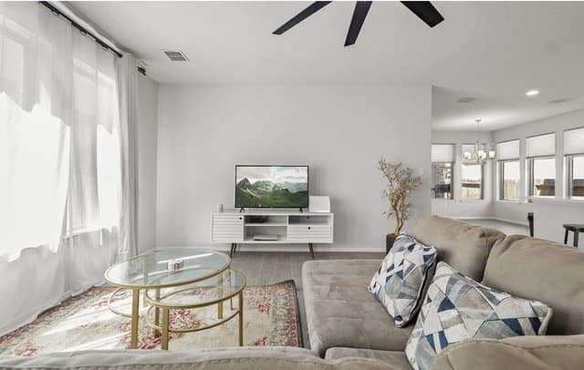 3-bedroom rental at 9329 Trestle Creek in San Antonio, TX — photo 4