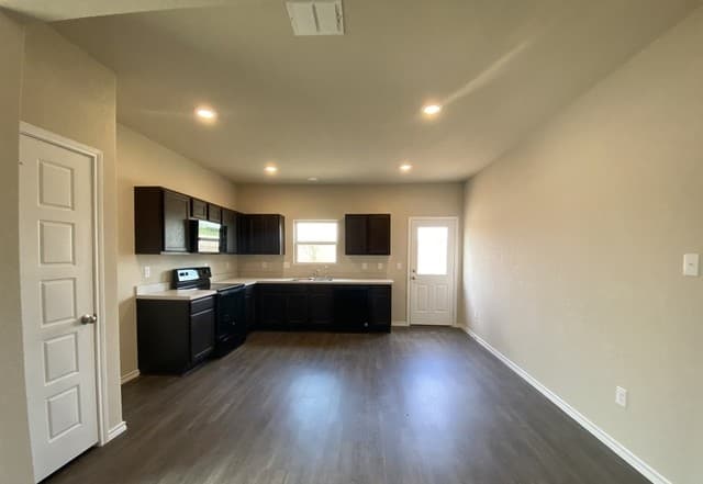 4-bedroom rental at 204 Broken Antler in San Antonio, TX — photo 5