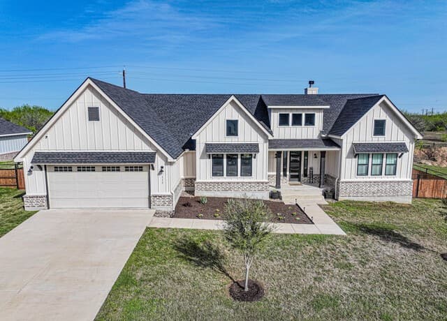3-bedroom rental at 112 W Magnolia in La Vernia, TX — photo 1