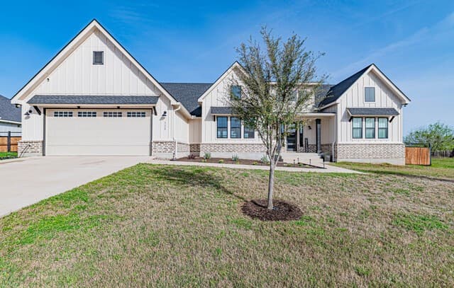 3-bedroom rental at 112 W Magnolia in La Vernia, TX — photo 2