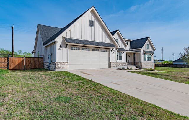3-bedroom rental at 112 W Magnolia in La Vernia, TX — photo 3