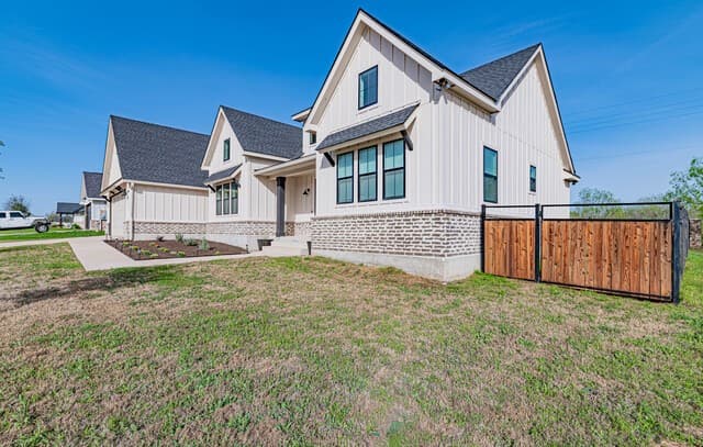 3-bedroom rental at 112 W Magnolia in La Vernia, TX — photo 4