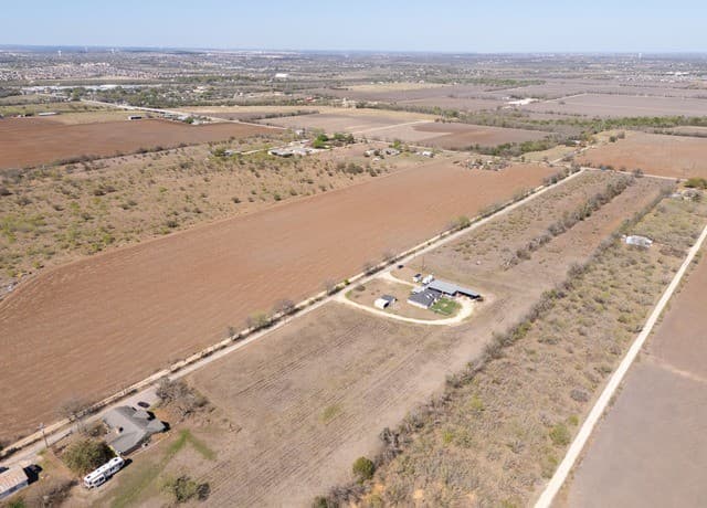5-bedroom rental at 401 Concordia in Cibolo, TX — photo 3
