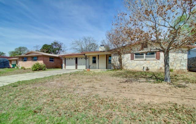 3-bedroom rental at 121 Young in Universal City, TX — photo 2