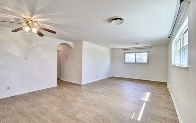 3-bedroom rental at 121 Young in Universal City, TX — photo 4