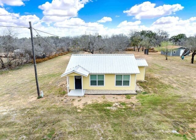 3-bedroom rental at 225/255/285 San Antonio Ave in Leming, TX — photo 4