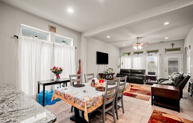 4-bedroom rental at 14318 Hallows Grove in San Antonio, TX — photo 3