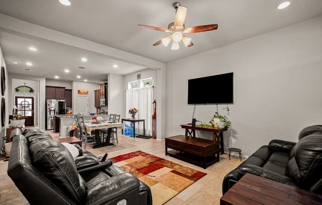 4-bedroom rental at 14318 Hallows Grove in San Antonio, TX — photo 4