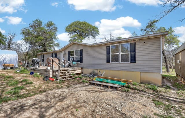 4-bedroom rental at 1707 Medina Cir in San Antonio, TX — photo 3