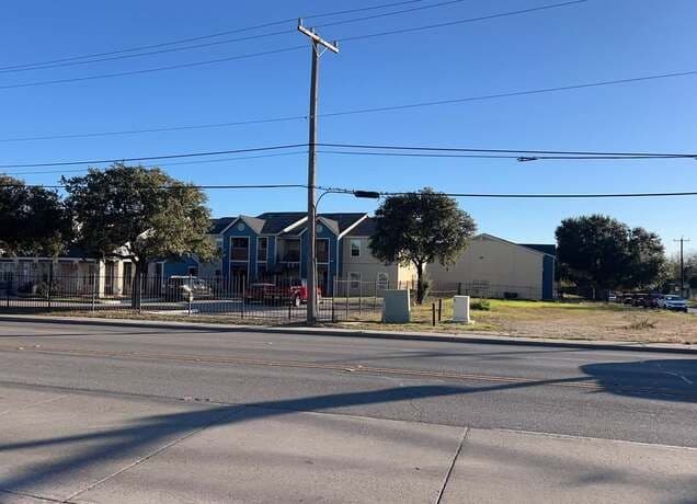 rental at 6058 Commerce in San Antonio, TX — photo 1