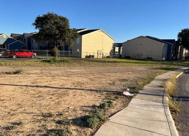 rental at 6058 Commerce in San Antonio, TX — photo 2