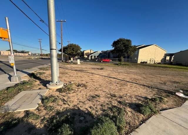 rental at 6058 Commerce in San Antonio, TX — photo 3