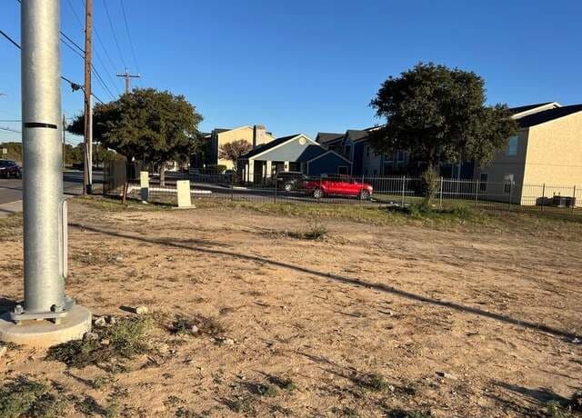 rental at 6058 Commerce in San Antonio, TX — photo 4
