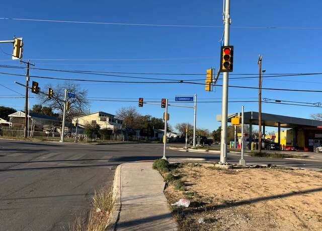 rental at 6058 Commerce in San Antonio, TX — photo 5
