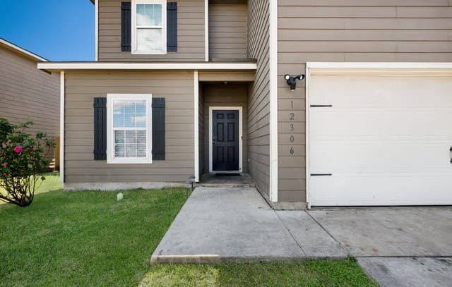 5-bedroom rental at 12306 Mahoney in San Antonio, TX — photo 3