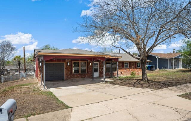 4-bedroom rental at 131 Morning Valley in San Antonio, TX — photo 2