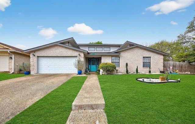 3-bedroom rental at 13830 Brook Hollow in San Antonio, TX — photo 1