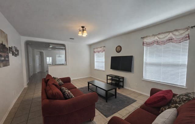3-bedroom rental at 5610 Arcadia Park in San Antonio, TX — photo 4