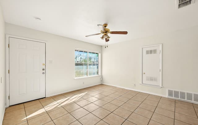 4-bedroom rental at 5823 Castle Brook in San Antonio, TX — photo 5