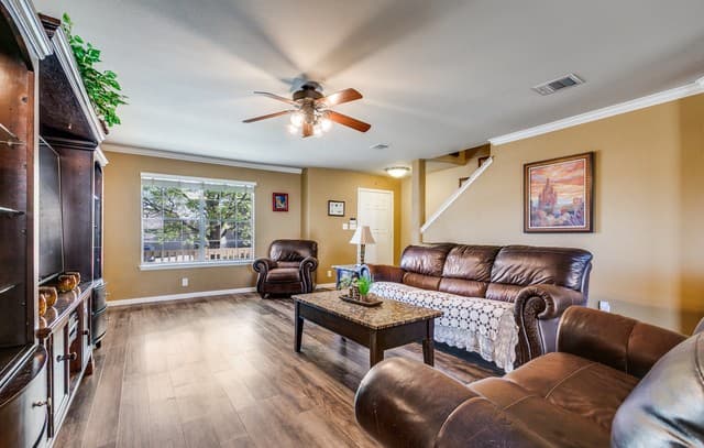 4-bedroom rental at 1015 Magnolia Bnd in San Antonio, TX — photo 4