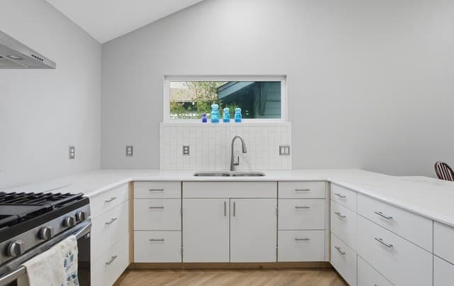 4-bedroom rental at 1210 Summit in San Antonio, TX — photo 4