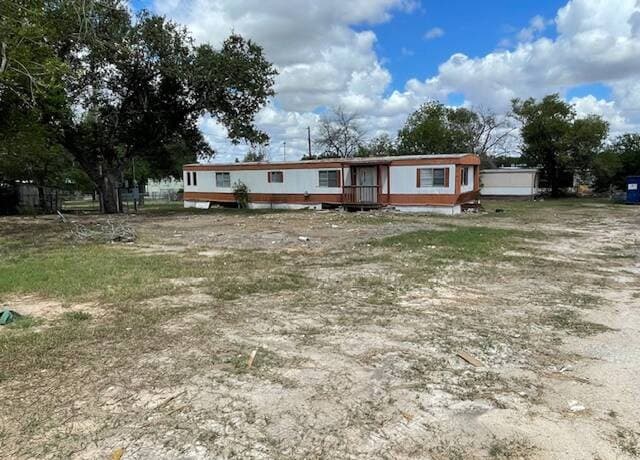 2-bedroom rental at 722 School in Kenedy, TX — photo 2