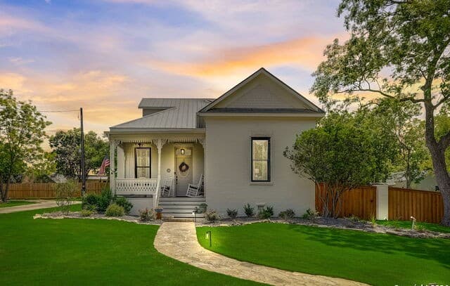 4-bedroom rental at 109 W Evergreen St in Boerne, TX — photo 2