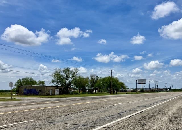 rental at 3768 Highway 281 in Pleasanton, TX — photo 2