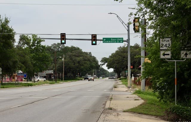 rental at 707 Commerce in Pleasanton, TX — photo 1