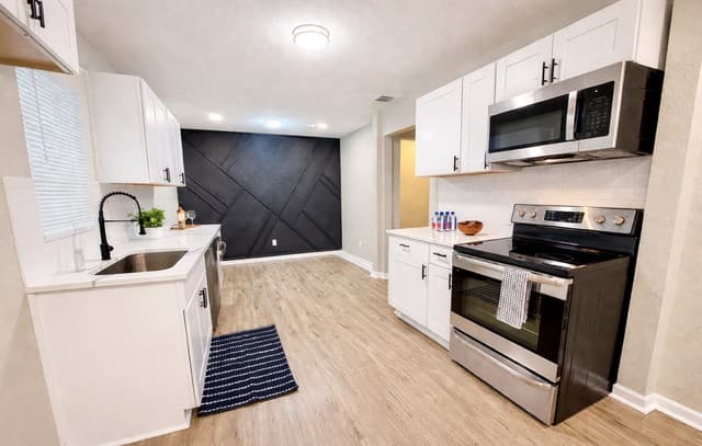 Home for sale at 215 E Lubbock in San Antonio, TX — photo 4