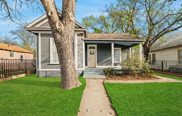 3-bedroom rental at 419 E Woodlawn in San Antonio, TX — photo 2