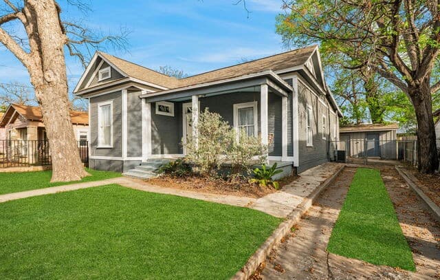 3-bedroom rental at 419 E Woodlawn in San Antonio, TX — photo 3