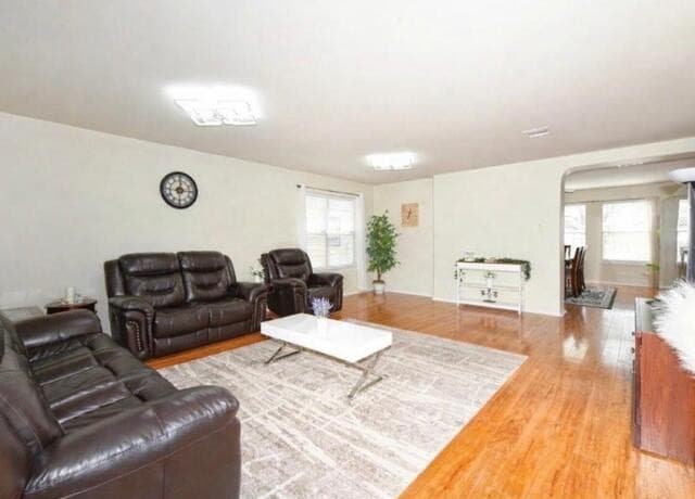 4-bedroom rental at 9842 Magnolia in San Antonio, TX — photo 3