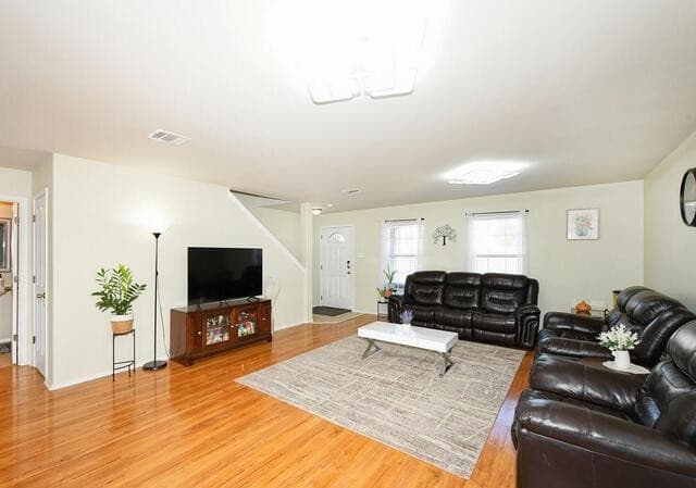4-bedroom rental at 9842 Magnolia in San Antonio, TX — photo 4