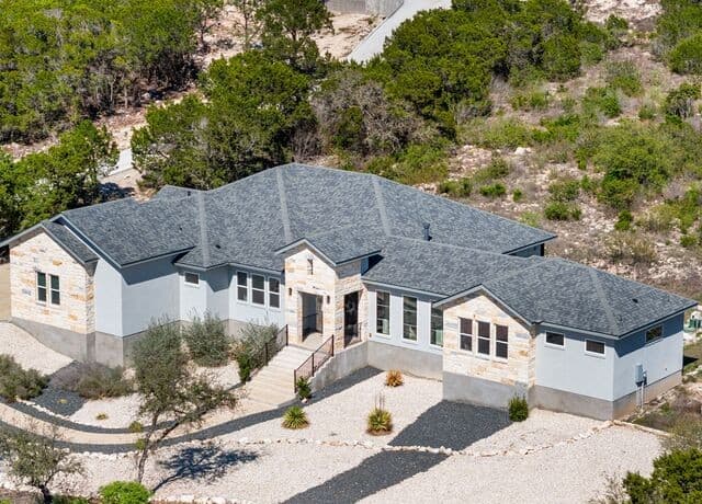 4-bedroom rental at 250 Pr 2775 in Mico, TX — photo 2